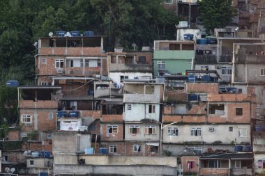 Rio de Janeiro, Brezilya - 24 Mart 2020: Mangueira toplumunun görüşü, covid-19 'un kolayca yayılabileceği yoğun nüfuslu bir yer. 