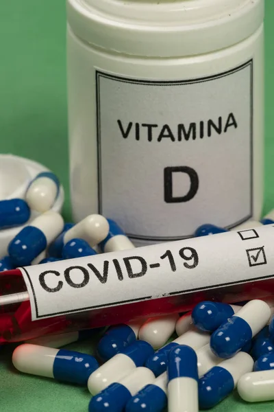 Envase Vitamina Con Cápsulas Alrededor Tubo Vacío Con Texto Covid —  Fotos de Stock