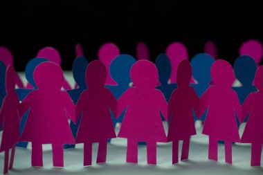 Sendika ve takımı simgeleyen el ele tutuşan kağıt bebekler..