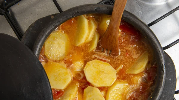 魚はトマトソースの土鍋で調理され — ストック写真