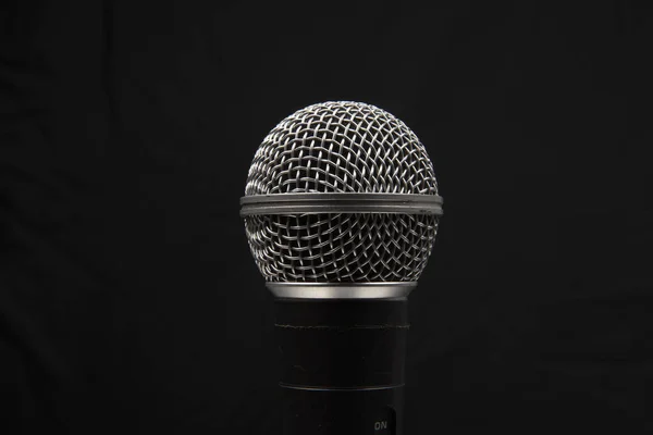 Zpěvák Profisionální Kondenzátor Mikrofon Černém Pozadí — Stock fotografie