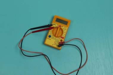 Çoklu test cihazı elektrikli bir ölçü aletidir. Voltajı, akımı ve direnci ölçebilir. Ekran kapatıldı