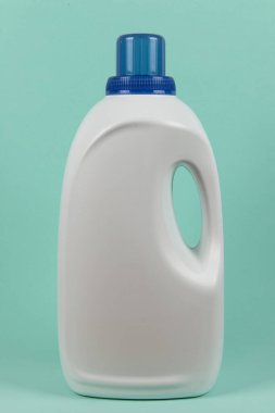 Açık yeşil arka planda etiketsiz beyaz sıvı sabun ambalajı