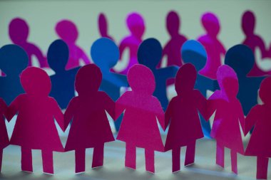 Sendika ve takımı simgeleyen el ele tutuşan kağıt bebekler..