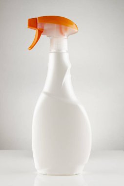 Turuncu sprey başlıklı beyaz plastik temizlik malzemesi paketi