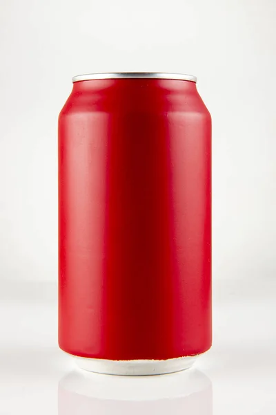 白い背景とドロップでソーダの赤の冷たい缶 フロントビューで — ストック写真