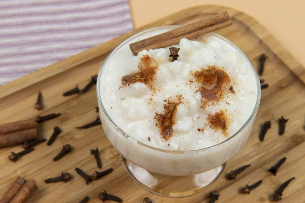 Haziran festivallerinde ahşap tepside bir kase hominy (Canjica), tipik Brezilya yemekleri