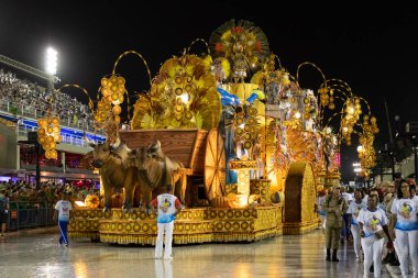 Rio, Brezilya - 22 Şubat 2020: Samba okulu Inocentes de Belford Roxo 'nun Marques de Sapucai Sambodromo' da geçit töreni