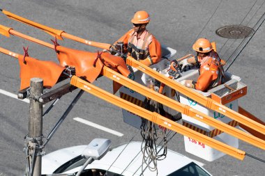 Rio, Brezilya - 23 Nisan 2020: Elektrik şirketi çalışanları dağıtım hattında bakım yaptılar