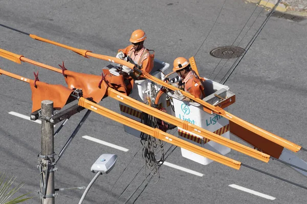 Rio, Brezilya - 23 Nisan 2020: Elektrik şirketi çalışanları dağıtım hattında bakım yaptılar