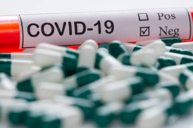 Klinik analiz için kan toplama tüpü, covid-19 etiketli, ve ilaç haplarının kapsülleri