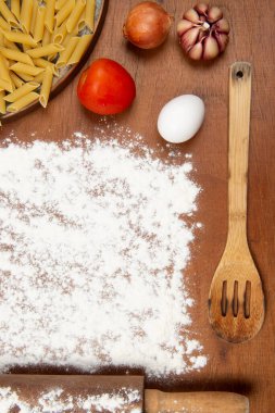 Makarna hamuru, ortada yayılmış un ile böylece, içinde, metnin yeri için boş bir alan var. Kopyalama alanı olan üst görüntüler