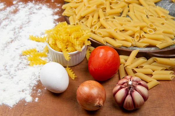 意大利菜的配料 构成一桌食物 — 图库照片