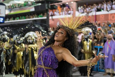 Rio, Brezilya - 23 Şubat 2020: Samba okulu Mangueira 'nın Marques de Sapucai Sambodromo' daki geçit töreni