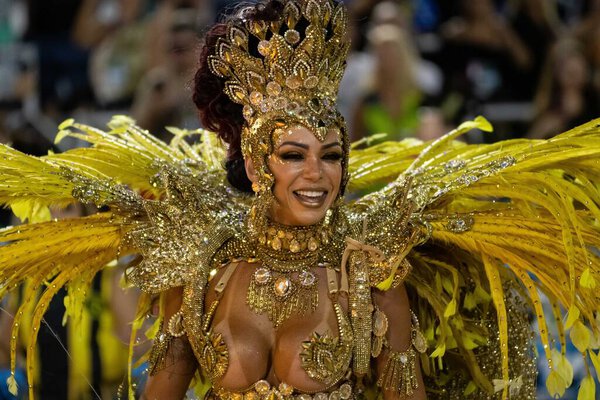 Рио, Бразилия - 24 февраля 2020 года: парад школы самбы Сан-Клементе в Маркиз-де-Сапукай Самбодромо