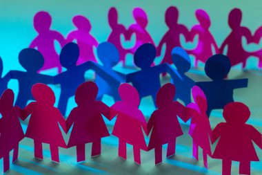 Sendika ve takımı simgeleyen el ele tutuşan kağıt bebekler..