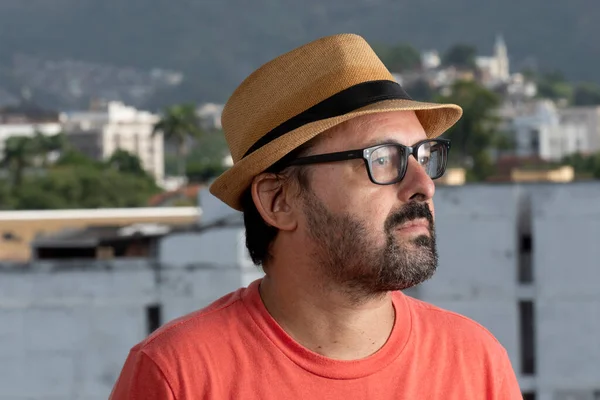 Человек Очках Панамской Шляпе Городским Фоном — стоковое фото