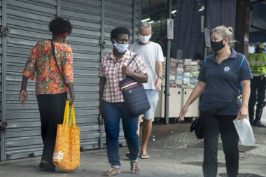 Rio, Brezilya - Mayıs 06, 2020: İnsanlar kendilerini koronavirüsten korumak için maske takıyorlar (covid-19). Şehirde kullanım zorunludur.