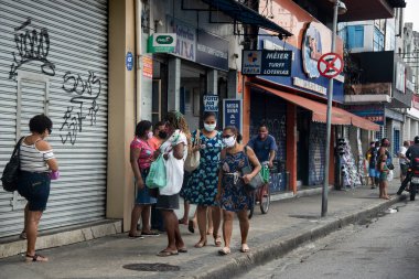 Rio, Brezilya - Mayıs 06, 2020: İnsanlar kendilerini koronavirüsten korumak için maske takıyorlar (covid-19). Şehirde kullanım zorunludur.