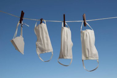 Bir apartman balkonunda kovid-9 'u sterilize etmek için yıkadıktan sonra maskeler kuruyor.