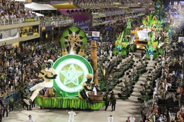 Rio, Brezilya - 24 Şubat 2020: Samba okulu Mocidade Independente de Padre Miguel 'in geçit töreni, okulun adı neon ışıklarıyla süzül