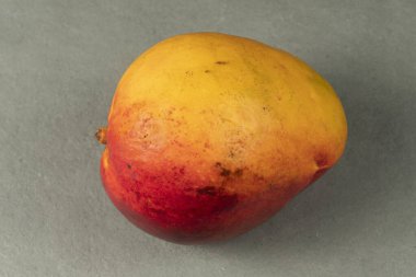 Sayfa zemininde izole edilmiş mango meyvesi