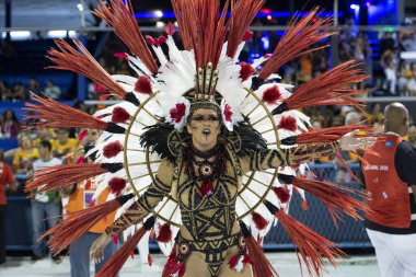 Rio, Brezilya - 23 Şubat 2020: Samba okulu Estacio de Sa 'nın Marques de Sapucai Sambodromo Perküsyon Kraliçesi Jack Maia' da geçit töreni