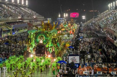 Rio, Brezilya - 22 Şubat 2020: Samba School Academicos de Santa Cruz, Marques de Sapucai Sambodromo 'da geçit töreni. Yukarı görünüm