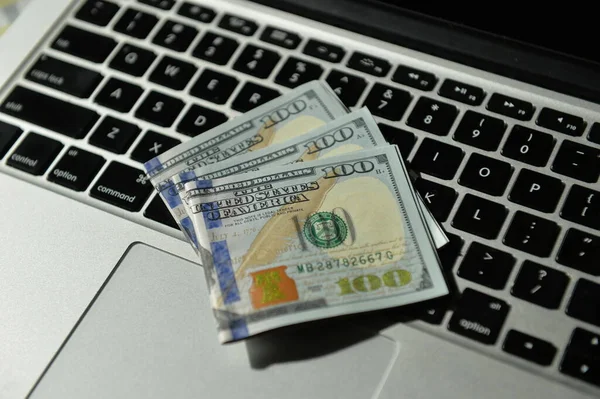 Cedulas 100 Dollares Sobre Teclado Notebook — Stockfoto