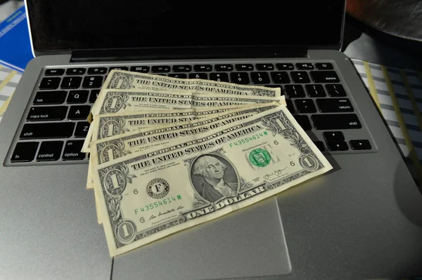Cedulas Dollar Sobre Teclado Notebook — Stockfoto
