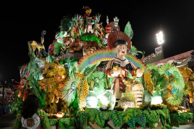 Rio, Brezilya - 23 Şubat 2020: Samba okulu Grande Rio 'nun Marques de Sapucai Sambodromo' da geçit töreni