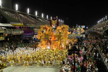 Rio, Brezilya - 24 Şubat 2020: Samba okulu Sao Clemente 'nin Marques de Sapucai Sambodromo' daki geçit töreni