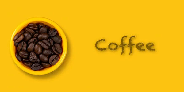 配菜的碗黄色背景的咖啡豆 — 图库照片