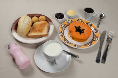 Kahveli, sütlü ve ekmekli tipik Brezilya kahvaltısı.