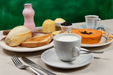 Kahveli, sütlü ve ekmekli tipik Brezilya kahvaltısı.