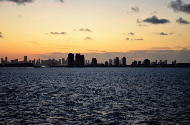 Miami denizden günbatımında görüntüleyin.