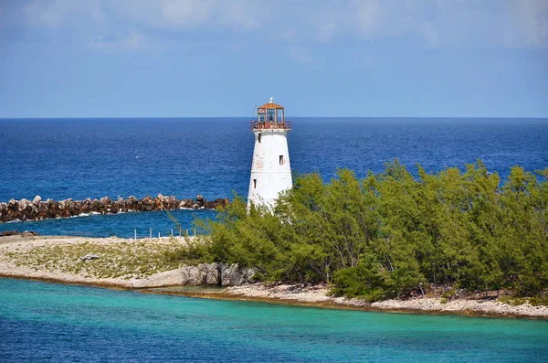 Small lighthouse at the entrance of Nassau harbor - Bahamas — Stock Photo, Image