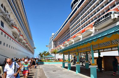 Nassau, Bahamalar - 22 Eylül 2017: Nassau bağlantı noktası gemilerle gelen disembarking yolcu cruise.