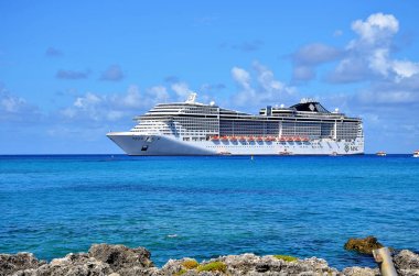 Georgetown, Grand Cayman - 19 Eylül, 2017:Transatlantico Msc Divina Karayip Denizi'nin açık ve turkuaz sularında demir attı.