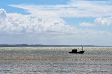 Küçük balıkçı teknesine içinde sakin deniz, Porto Seguro, Bahia, Brezilya.
