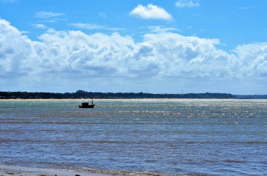 Küçük balıkçı teknesine içinde sakin deniz, Porto Seguro, Bahia, Brezilya.