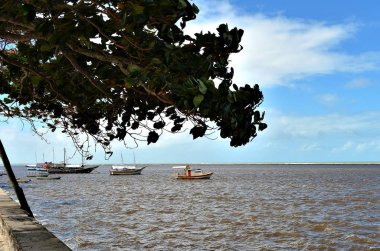 Porto Seguro, Bahia, Brezilya mercan resifleri tarafından korunan deniz küçük tekne demirlemiş.