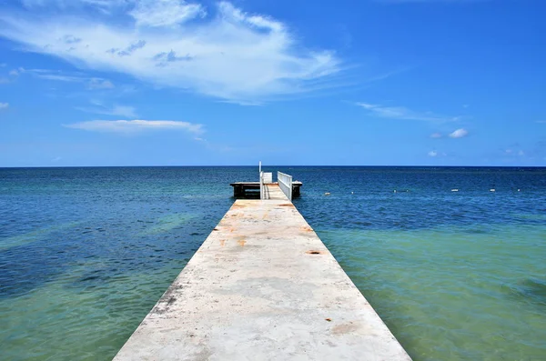 Pier na bela praia da Jamaica. Montego Bay, Jamaica, setembro de 2017 . — Fotografia de Stock
