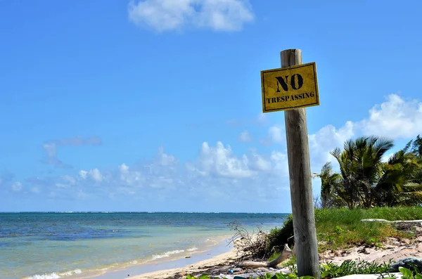 Sinal de aviso na praia — Fotografia de Stock
