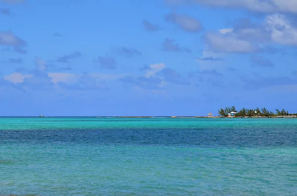 Sanders Beach em Nassau, Bahamas . — Fotografia de Stock