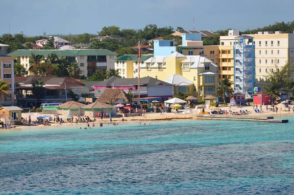 Western Esplanade Beach, Nassau, Bahamas - 22 de setembro de 2017: Muito popular entre os turistas devido à sua proximidade com o centro de Nova Providência . — Fotografia de Stock