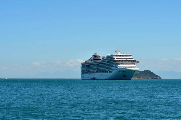 Buzios, Brazil, February 24, 2013: Transatlantic MSC Fantasia anchored. — Stock Photo, Image