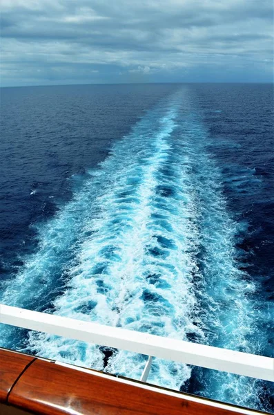 Crucero Olas Detrás Del Barco Que Navegaba Mar — Foto de Stock