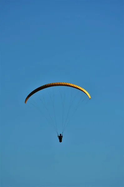 Skärmflygning i bergen i Minas Gerais, Brasilien — Stockfoto