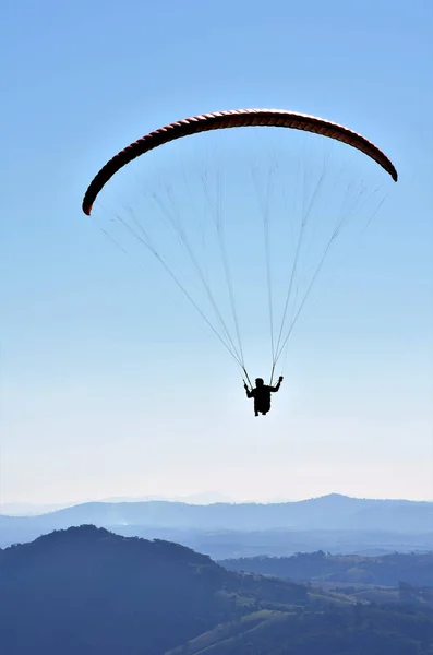 巴西米纳斯吉拉斯州山上的滑翔伞 — 图库照片